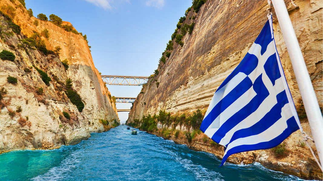 greklands flagga vajjandes i vinden vid korinth kanalen, peloponnesos
